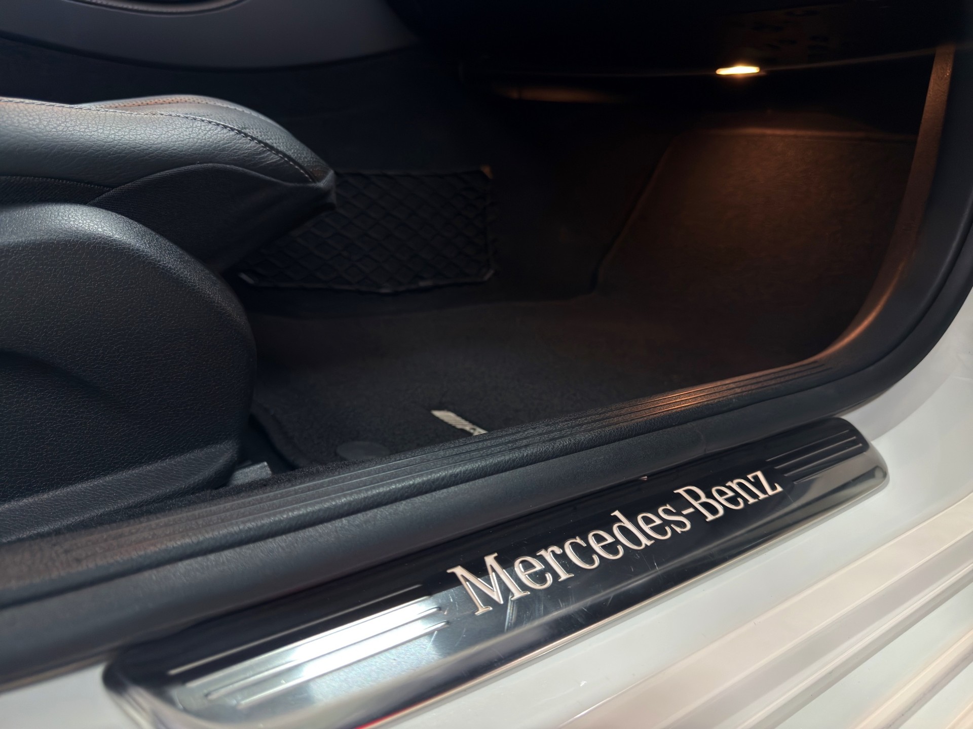 MERCEDES-BENZ CLS 350 d AMG Line 4Matic 9G-Tronic-image-26