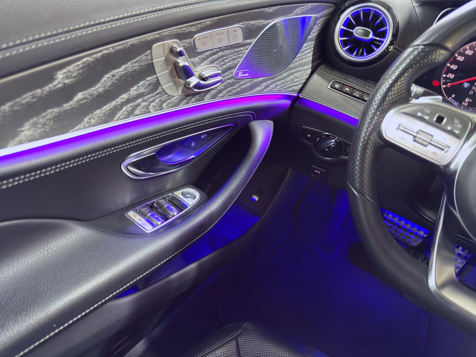 MERCEDES-BENZ CLS 350 d AMG Line 4Matic 9G-Tronic-image-23