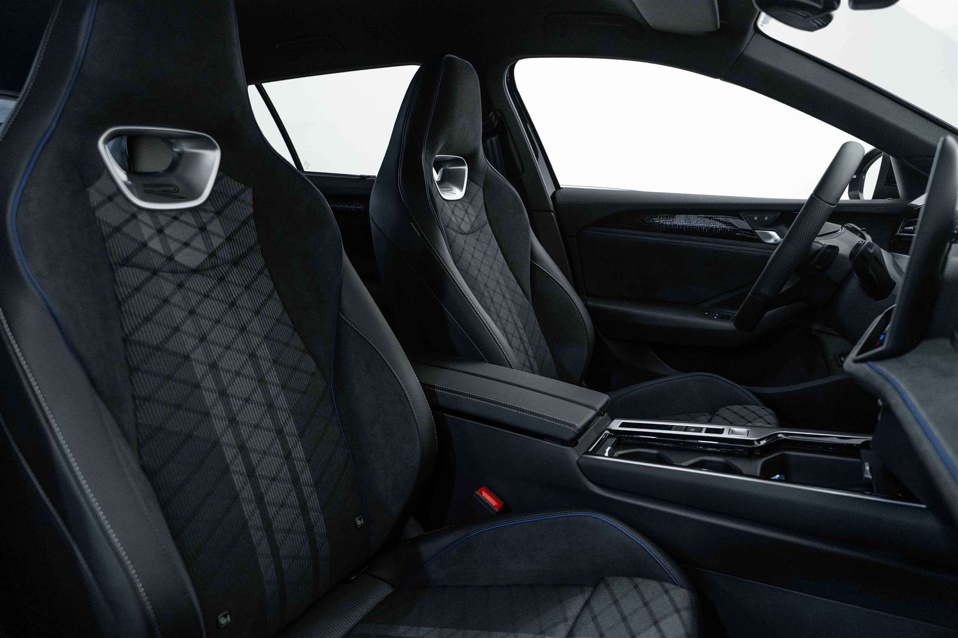VW Passat Variant 2.0 TSi evo4 R-Line 266PS 4Motion DSG-Automat-image-11