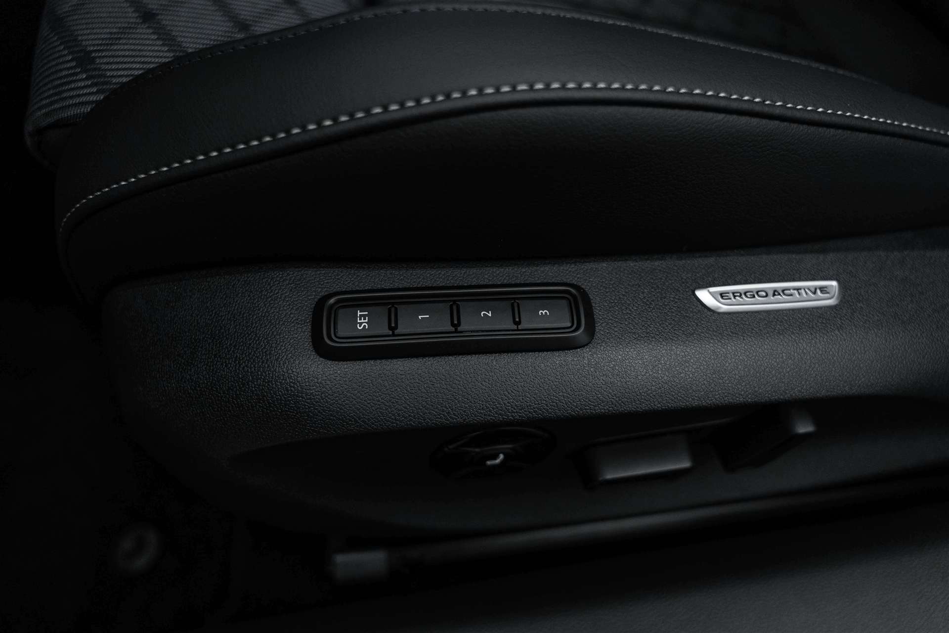 VW Passat Variant 2.0 TSi evo4 R-Line 266PS 4Motion DSG-Automat-image-17