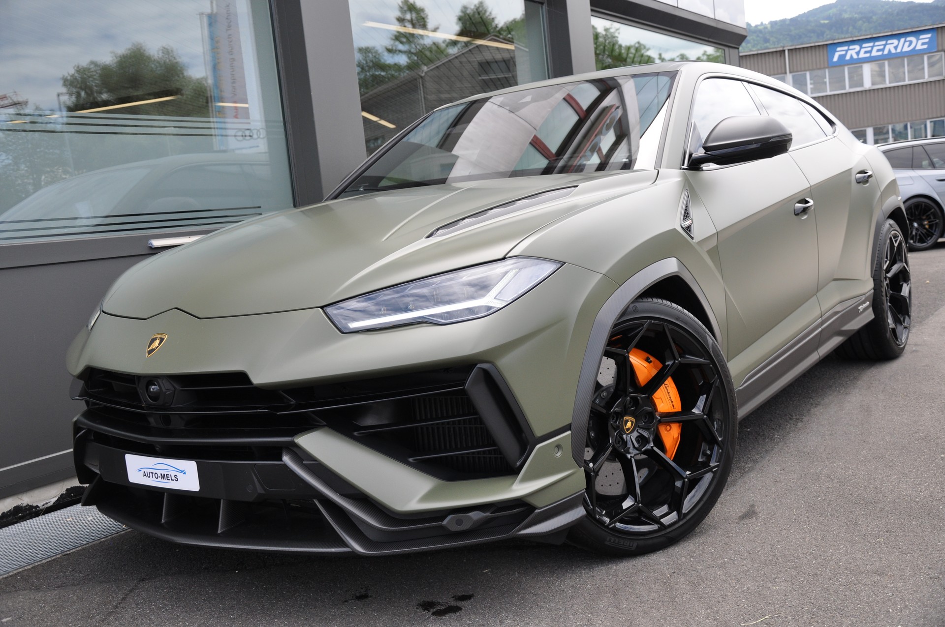 LAMBORGHINI Urus E-Gear PERFORMANTE-showroom-element-1