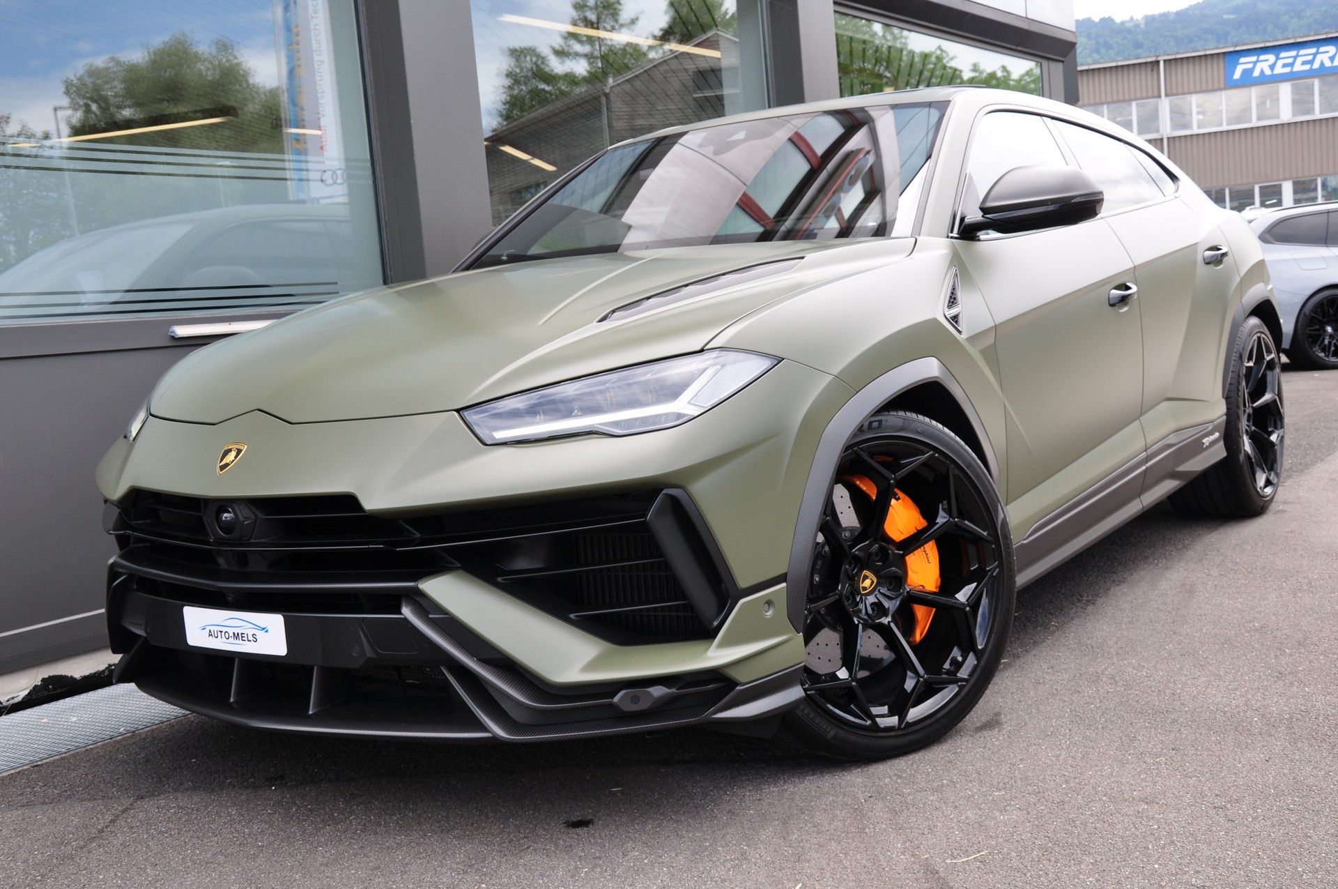 LAMBORGHINI Urus E-Gear PERFORMANTE-showroom-element-3