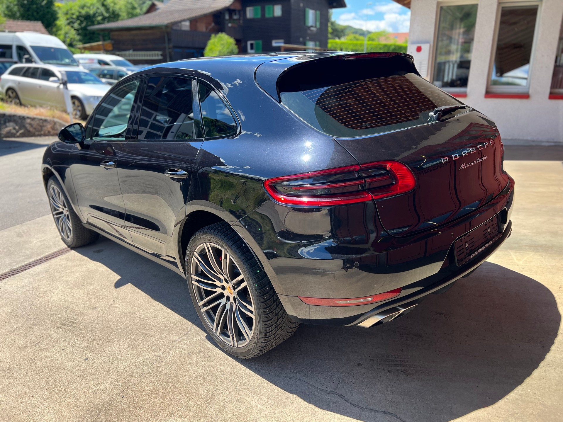 PORSCHE Macan Turbo PDK-showroom-element-3