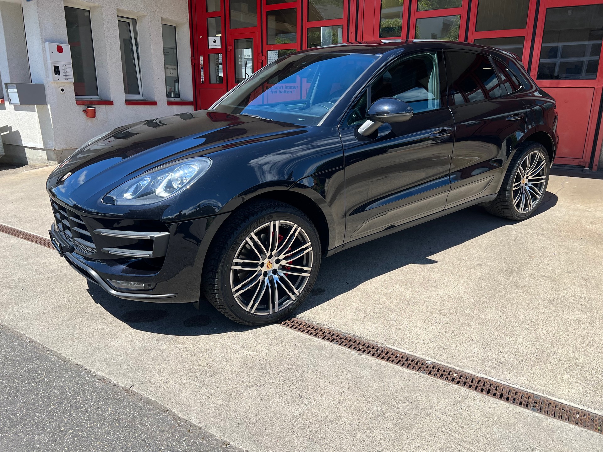 PORSCHE Macan Turbo PDK-showroom-element-1