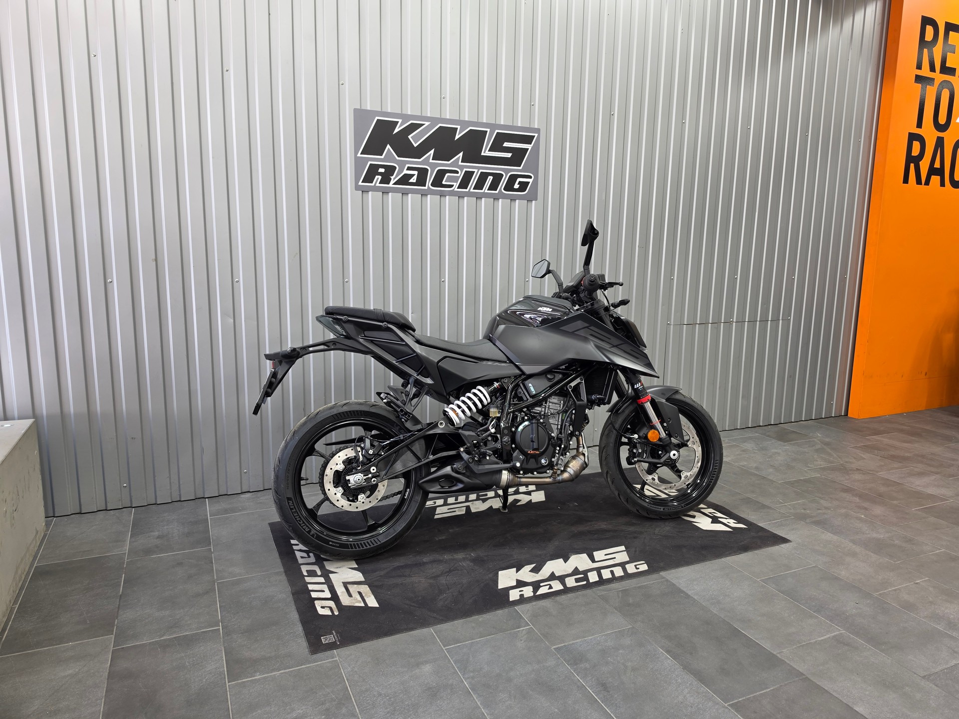KTM 125 Duke-showroom-element-1