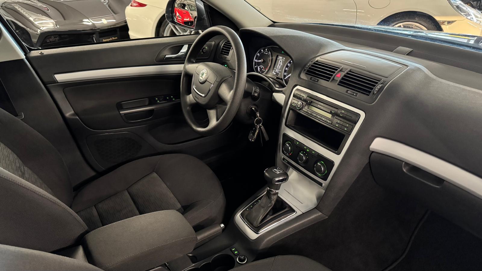 SKODA Octavia Combi 1.8 TSI Ambiente DSG-image-16