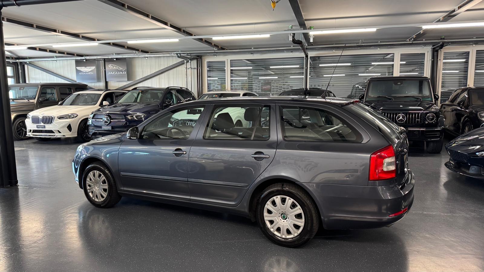 SKODA Octavia Combi 1.8 TSI Ambiente DSG-image-9