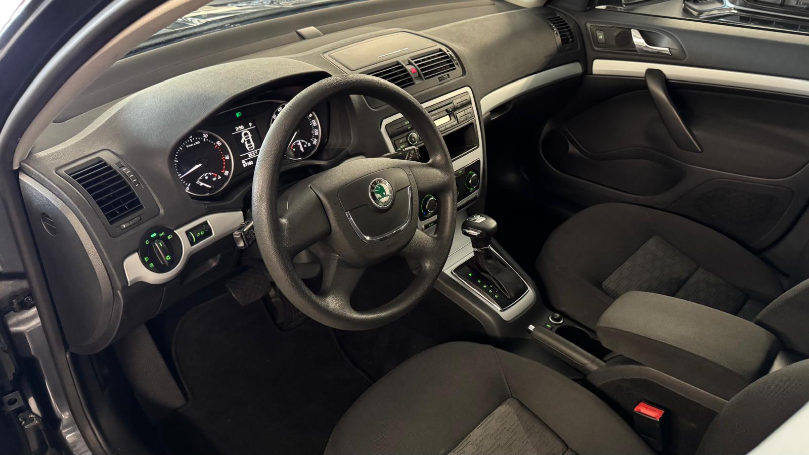 SKODA Octavia Combi 1.8 TSI Ambiente DSG-image-14