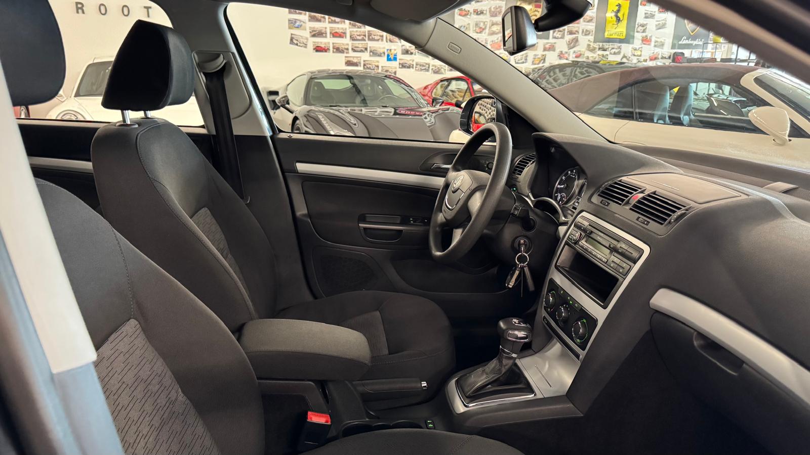 SKODA Octavia Combi 1.8 TSI Ambiente DSG-image-17