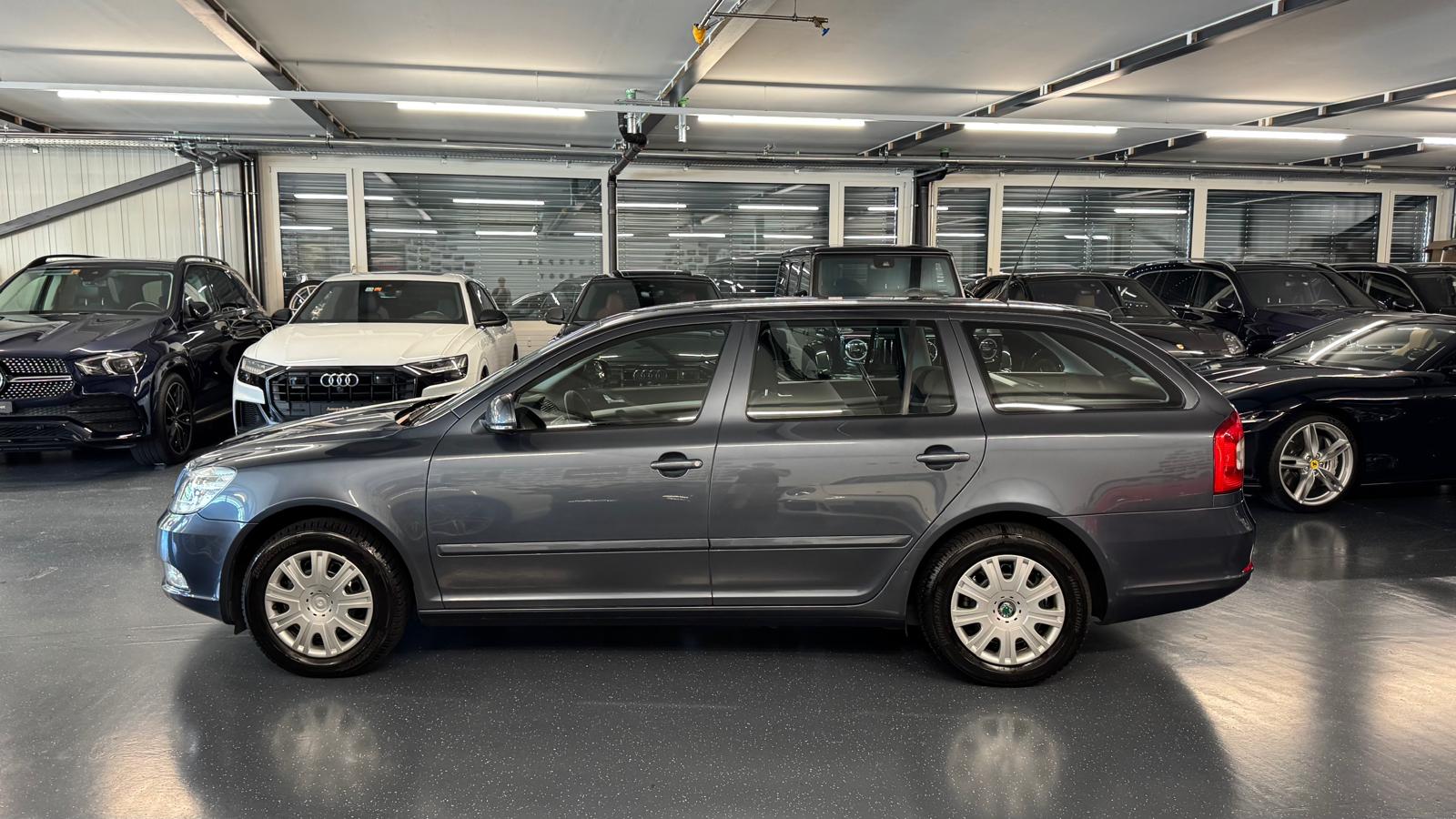 SKODA Octavia Combi 1.8 TSI Ambiente DSG-image-10