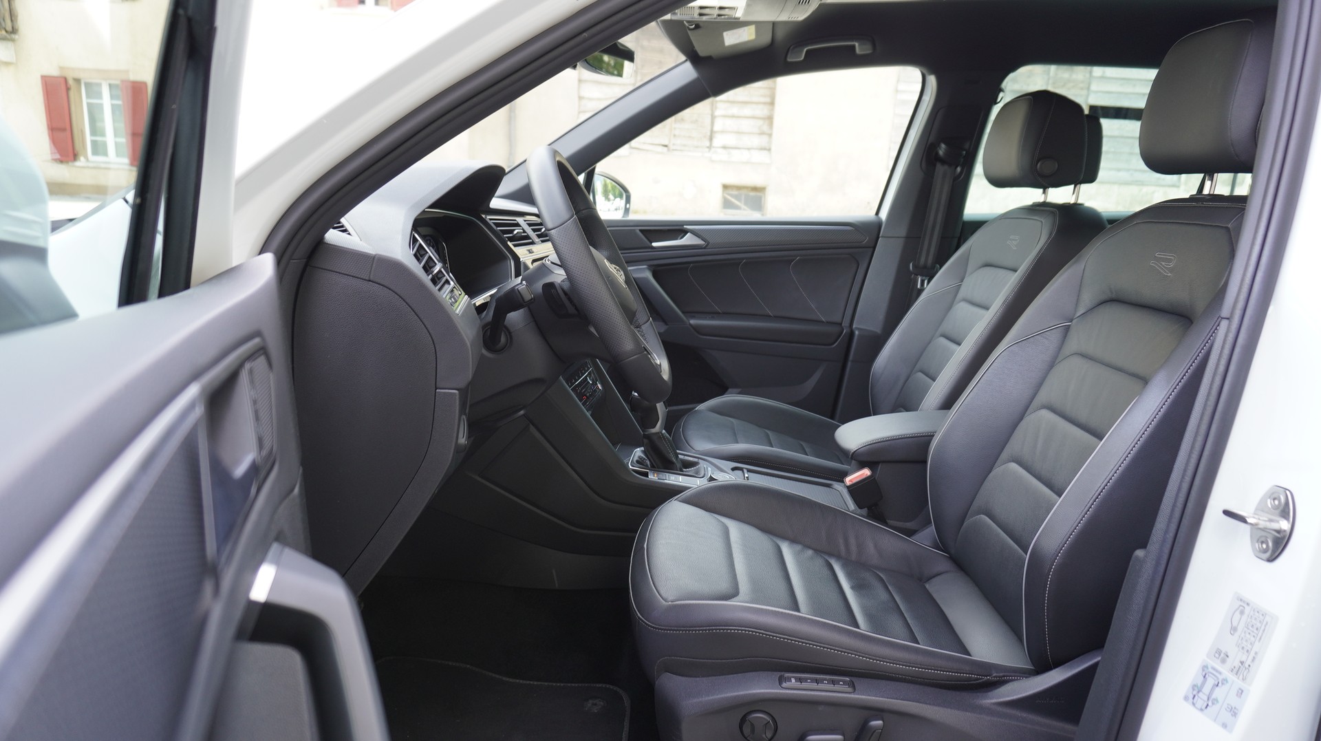 VW Tiguan 2.0TSI R-Line 4Motion DSG-showroom-element-3