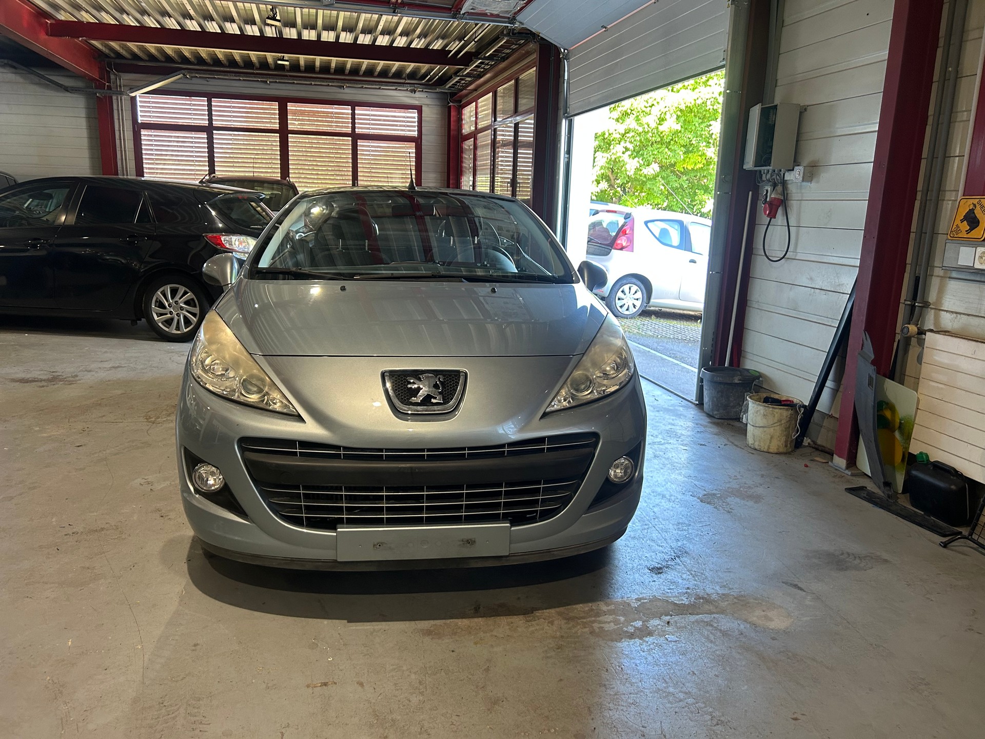 PEUGEOT 207 CC 1.6 16V Turbo Swiss Edition-image-2