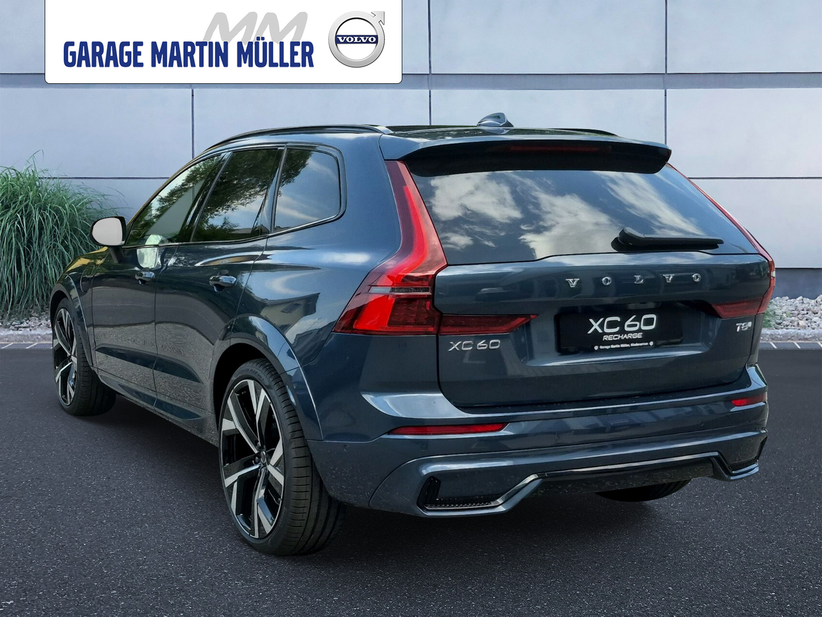 VOLVO XC60 2.0 T8 TE Ultra Dark eAWD-showroom-element-2