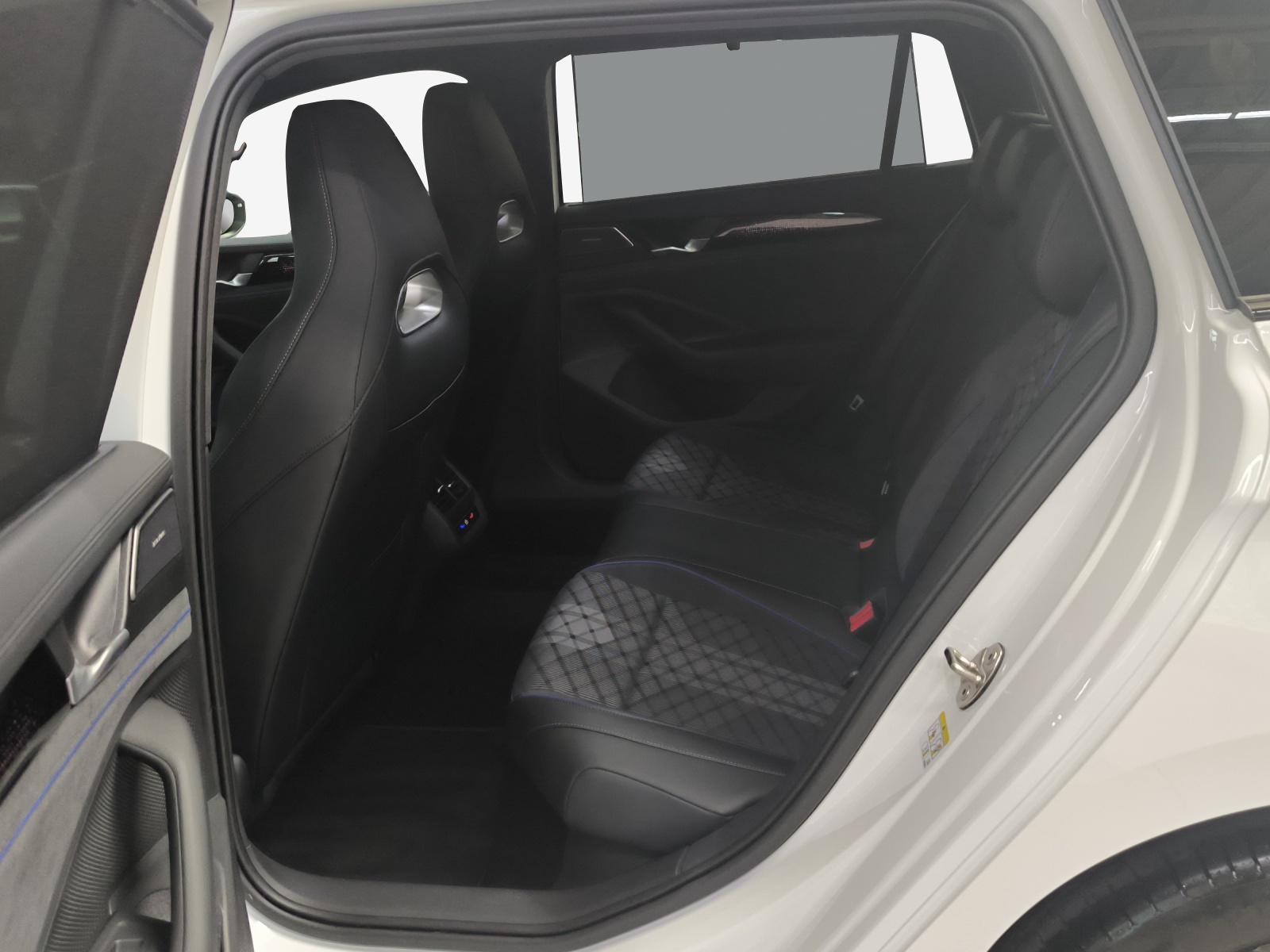 VW Passat Variant 2.0 TDI evo R-Line DSG-image-11