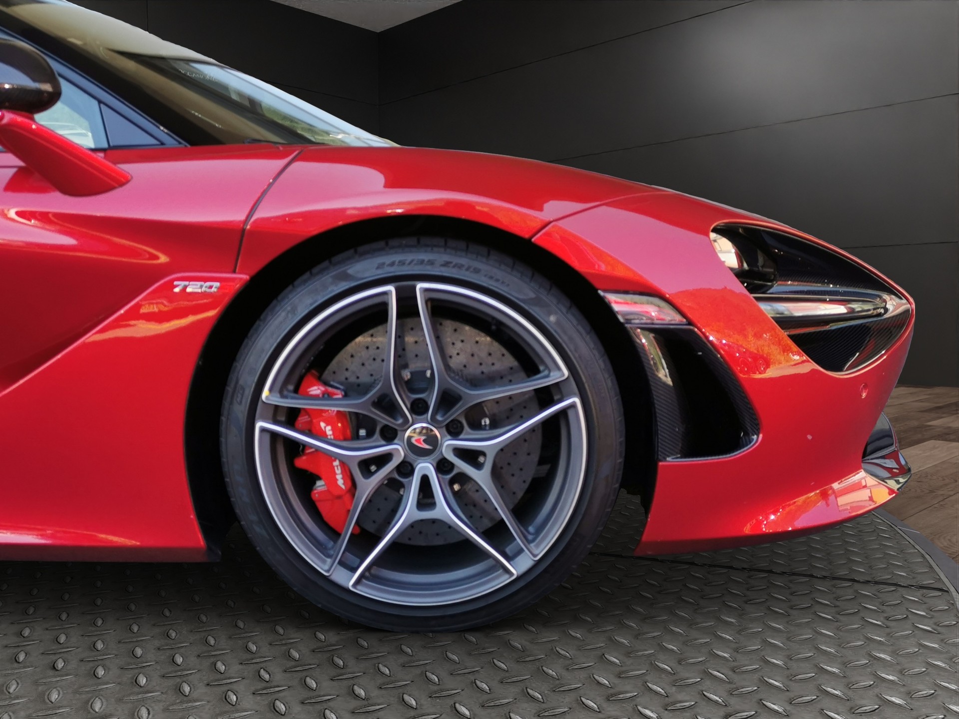 McLAREN 720S-showroom-element-3