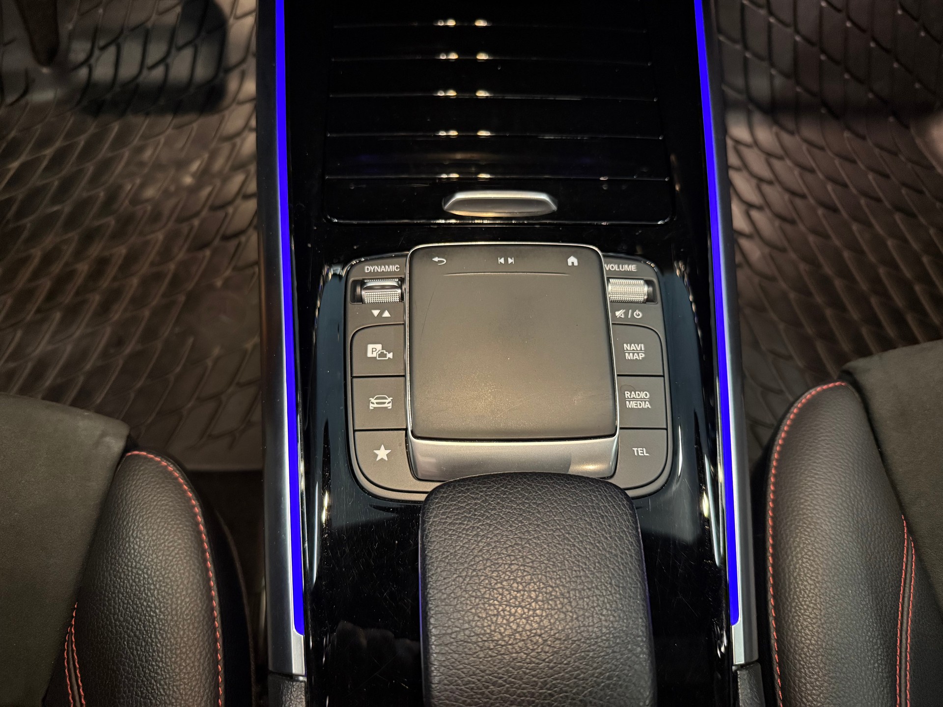 MERCEDES-BENZ GLA 220d 4Matic AMG Line 8G-DCT-image-22