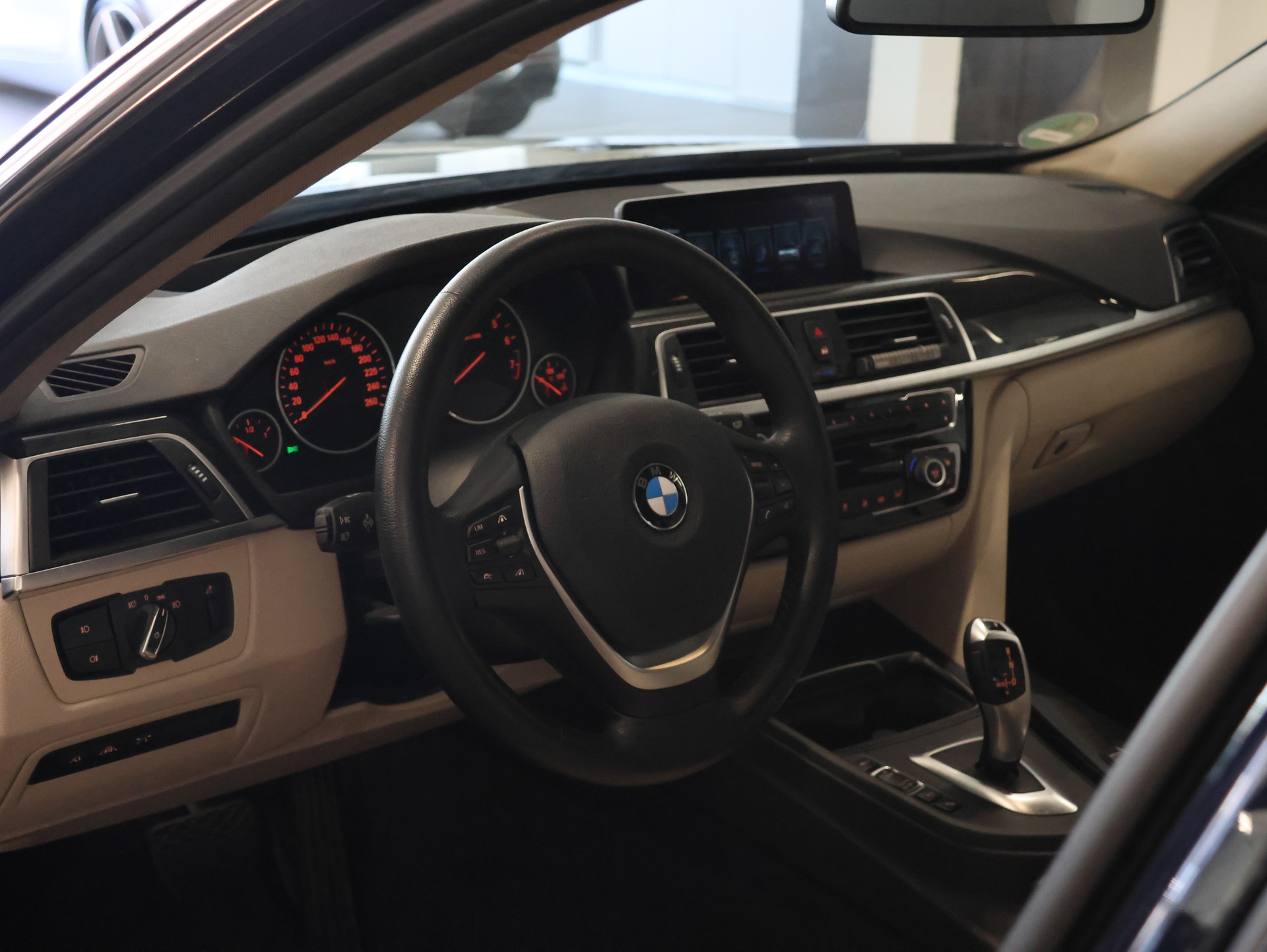 BMW 330i xDrive Touring *Rückfahrkamera* *Sitzheizung*-image-14