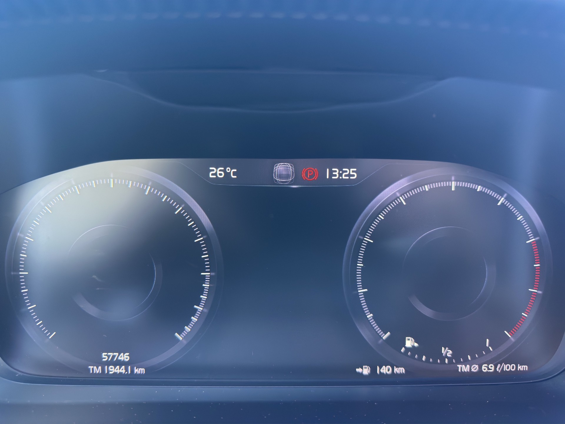 VOLVO XC40 1.5 T3 R-Design-image-11