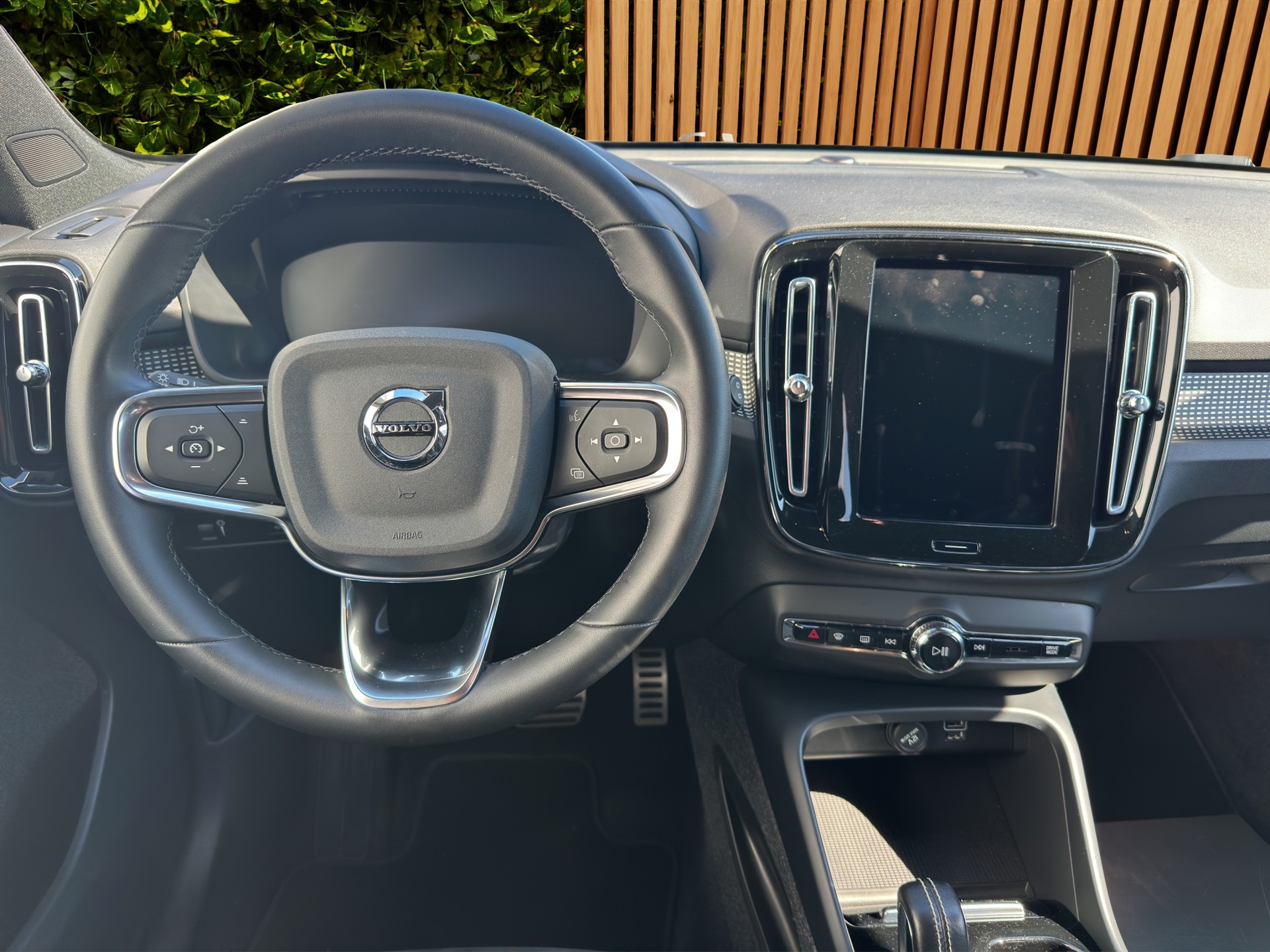 VOLVO XC40 1.5 T3 R-Design-image-9