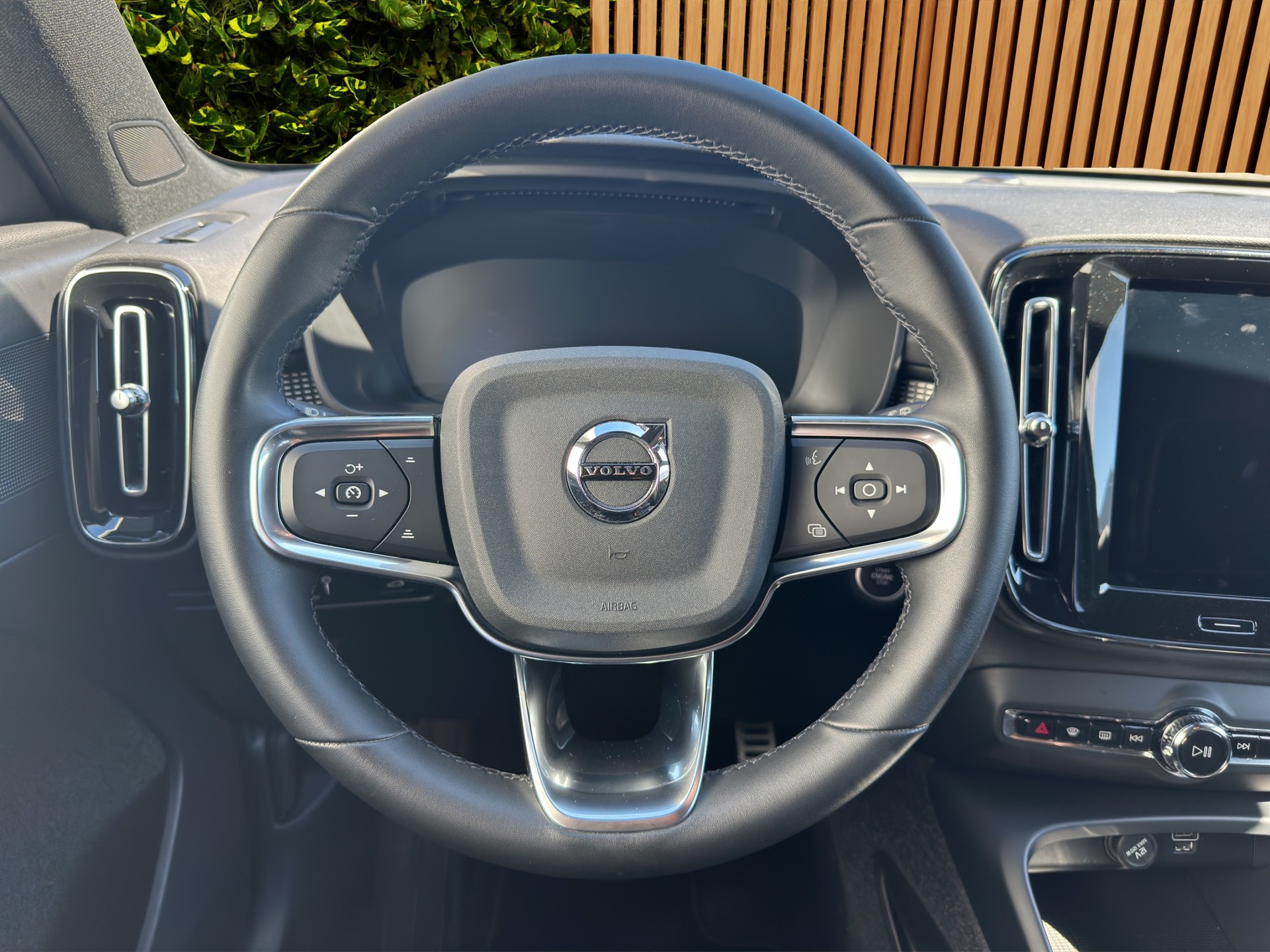 VOLVO XC40 1.5 T3 R-Design-image-10