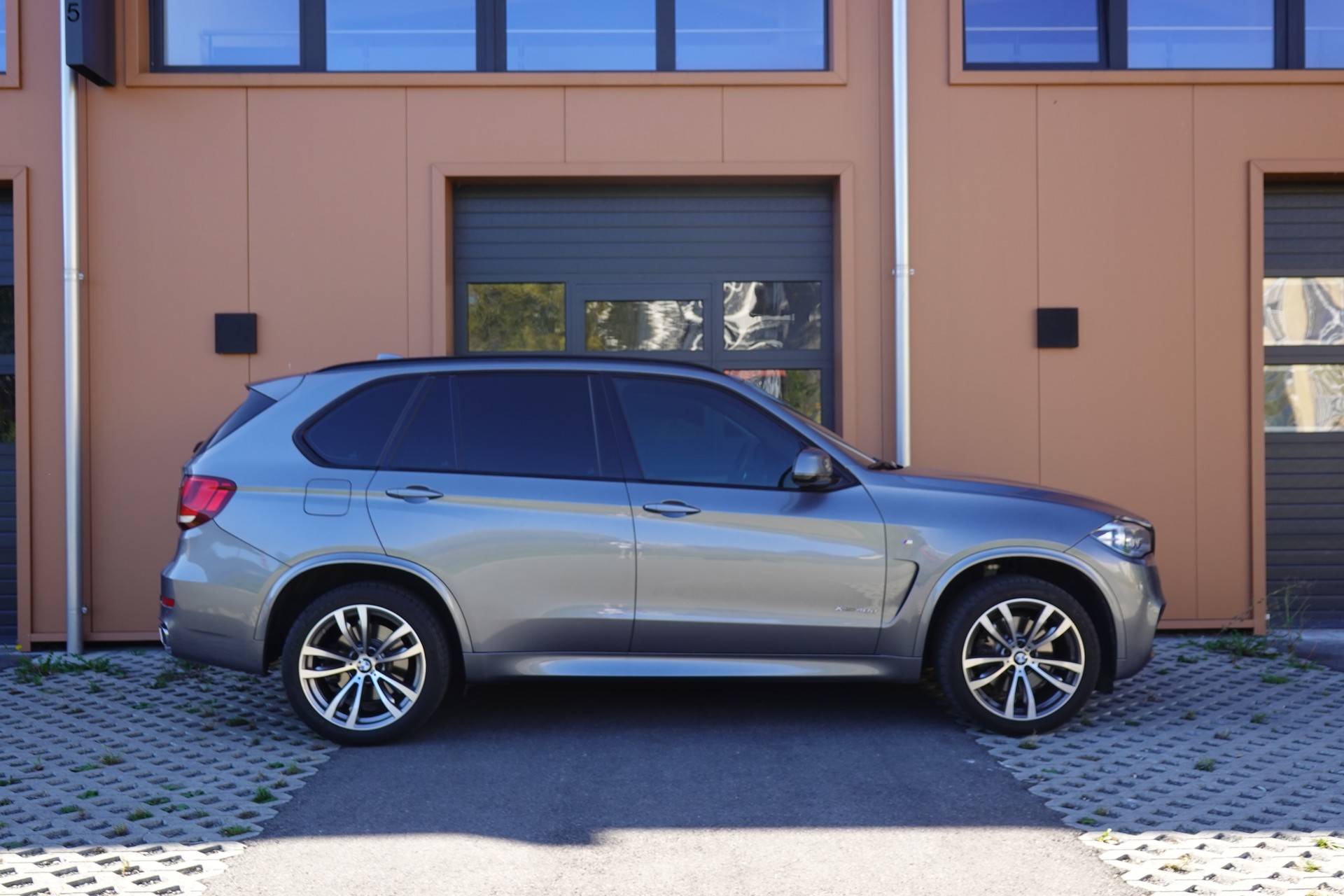 BMW X5 xDrive 40d "* CH Auto * Pack M * Caméra de Recul * Tempomat * Sièges Elect. Mém * Accès Confort * Navigation Profess *"-showroom-element-3
