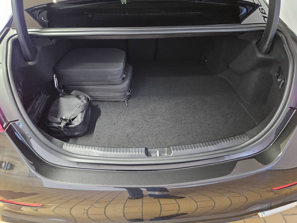 MERCEDES-BENZ C 400 e 4Matic AMG Line-showroom-element-3