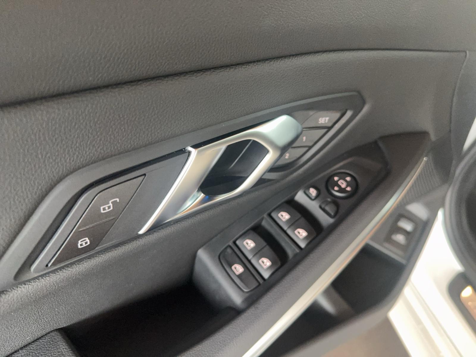 BMW 320d xDrive SAG Touring-image-10