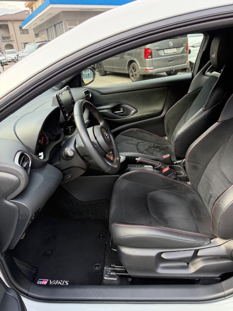 TOYOTA Yaris 1.6 GR Sport-image-12