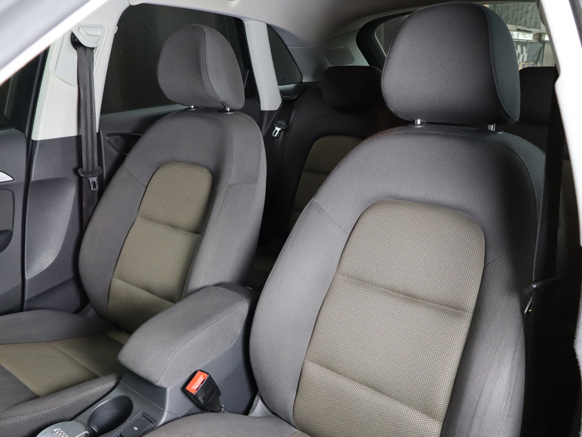 AUDI Q3 2.0 TDI quattro S-tronic-showroom-element-3