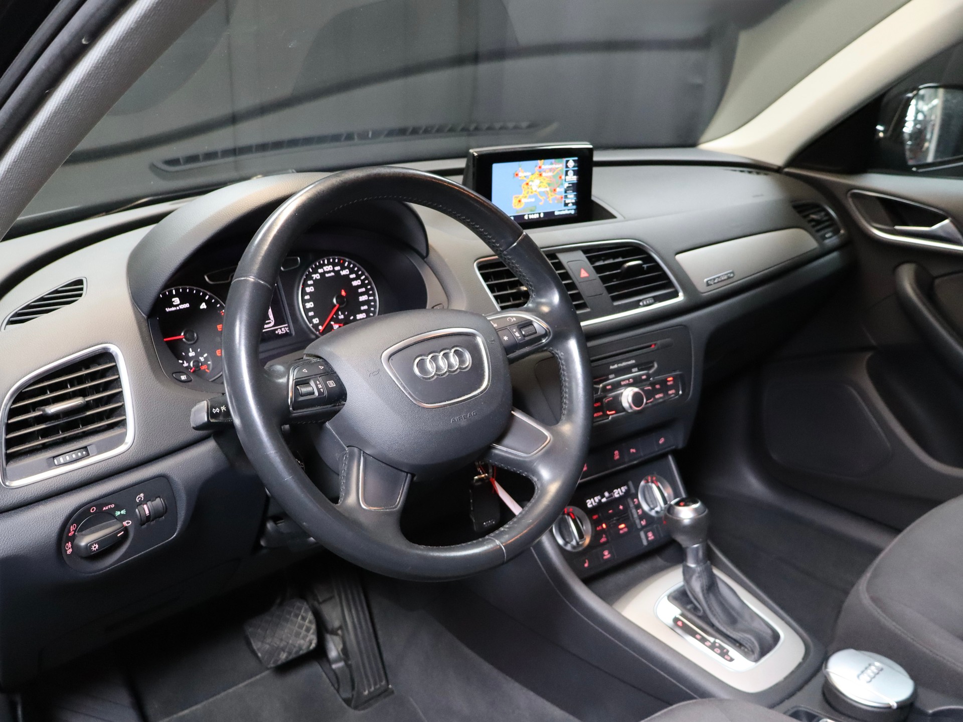 AUDI Q3 2.0 TDI quattro S-tronic-showroom-element-2