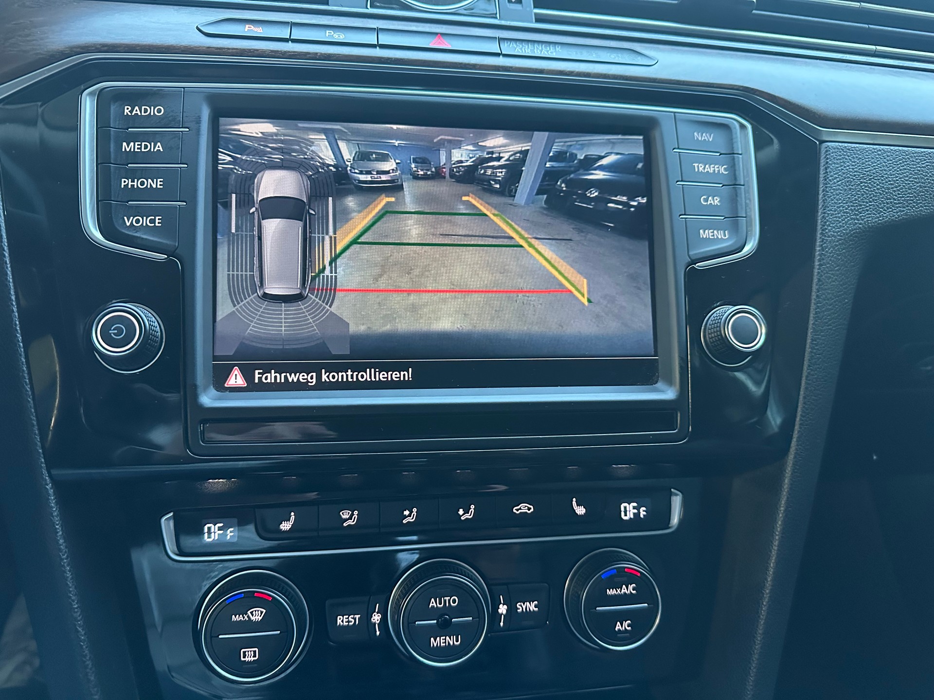 VW Passat Variant 2.0 TDI BMT High. DSG 4Motion-image-14