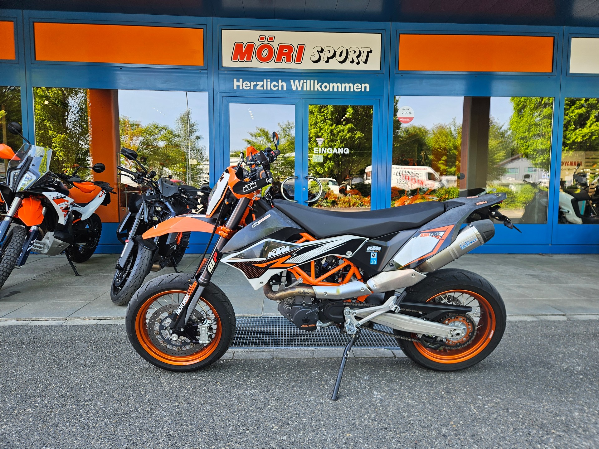 KTM 690 SMC R-showroom-element-3