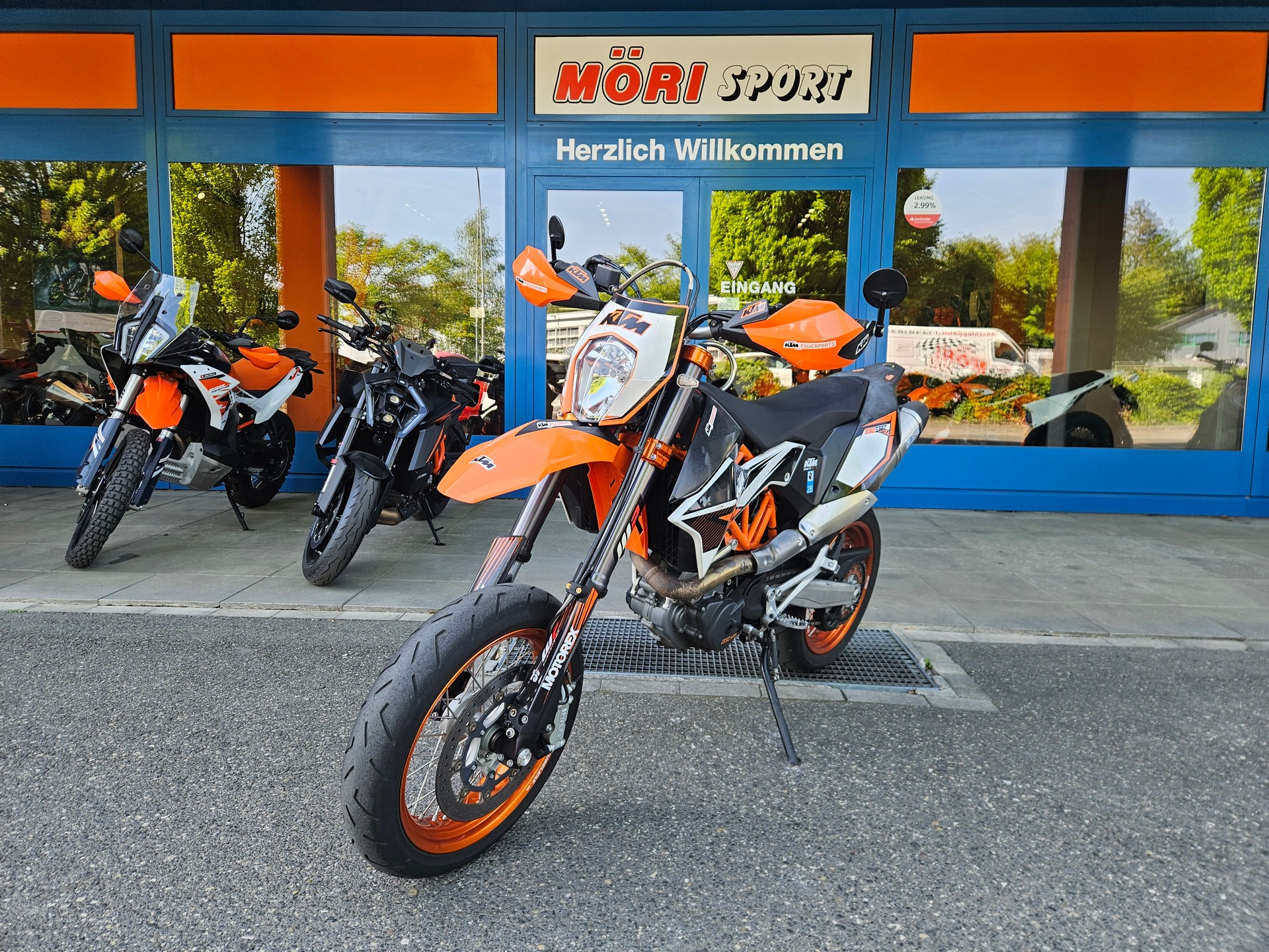 KTM 690 SMC R-showroom-element-2