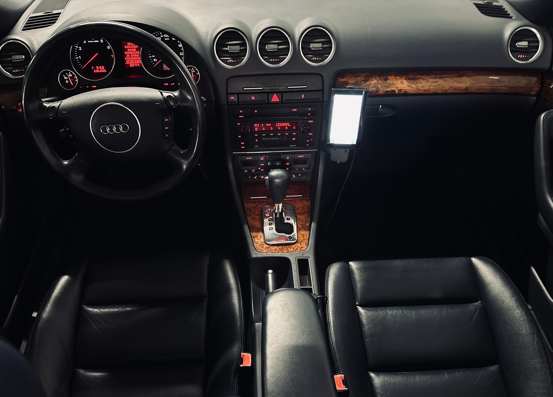 AUDI A4 Cabriolet 2.4 V6 Automat-image-12