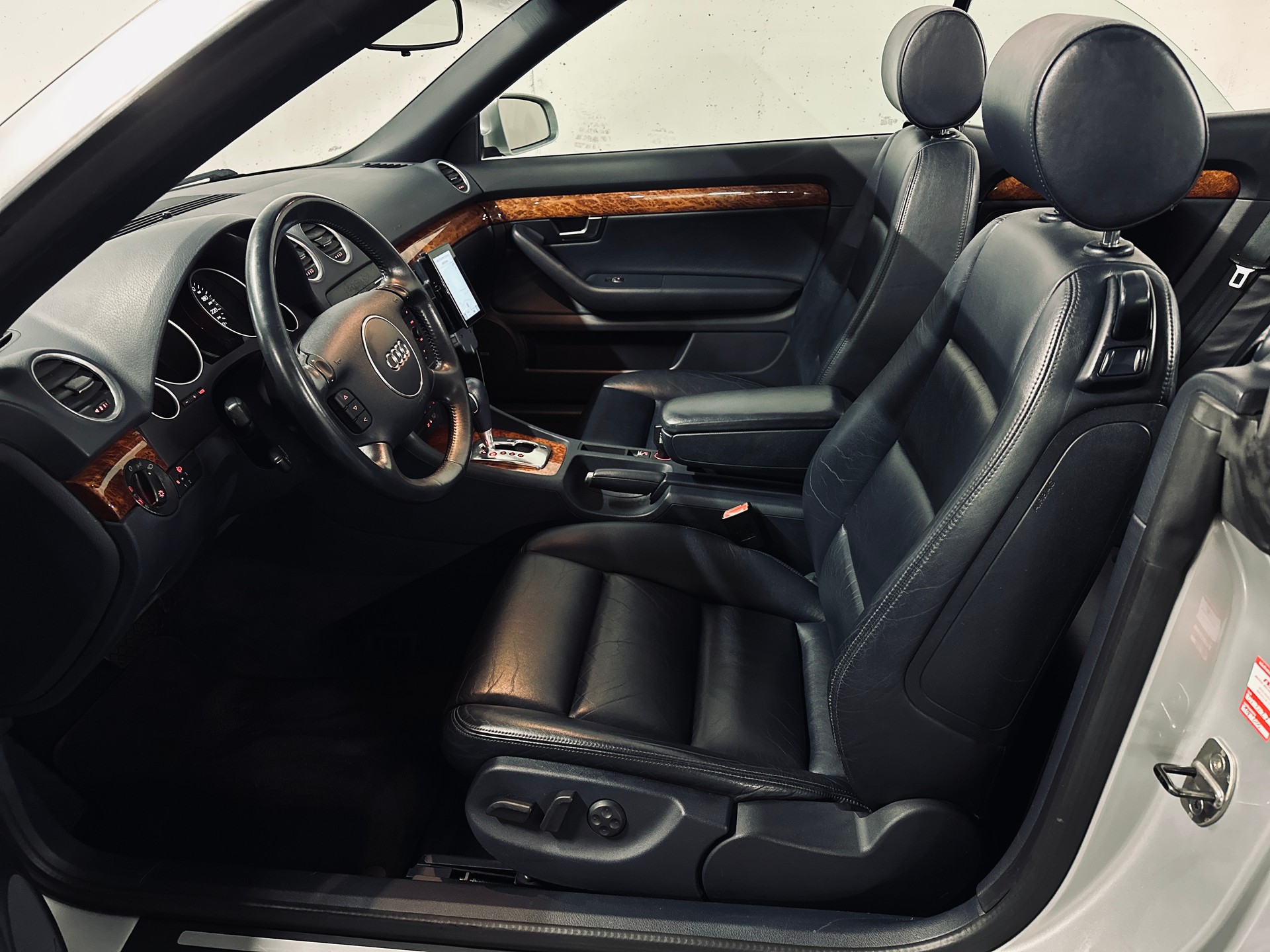 AUDI A4 Cabriolet 2.4 V6 Automat-image-9