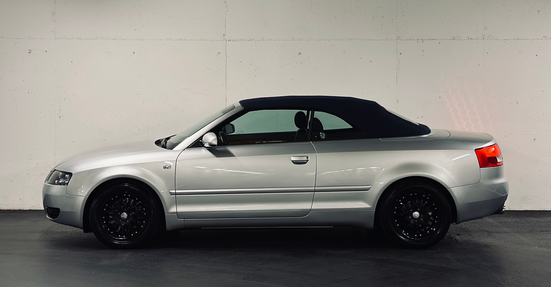 AUDI A4 Cabriolet 2.4 V6 Automat-image-4
