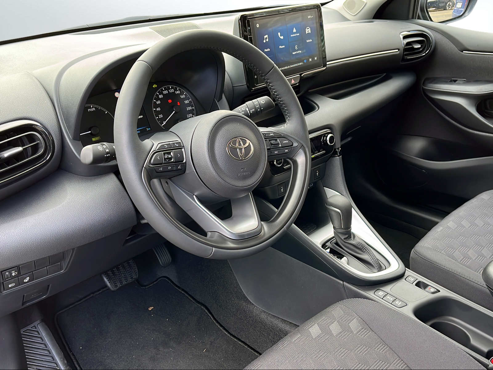 TOYOTA Yaris 1.5 Comfort e-CVT-image-7