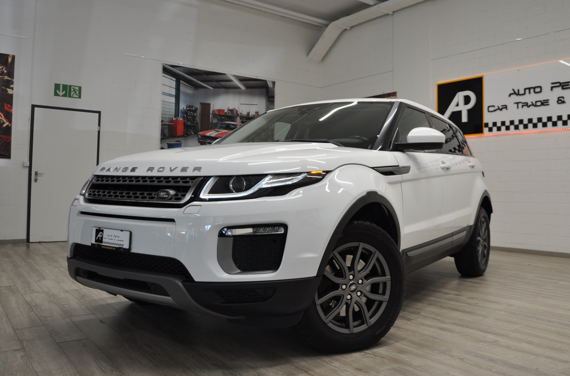 LAND ROVER Range Rover Evoque 2.0 TD4 Pure AT9-showroom-element-1