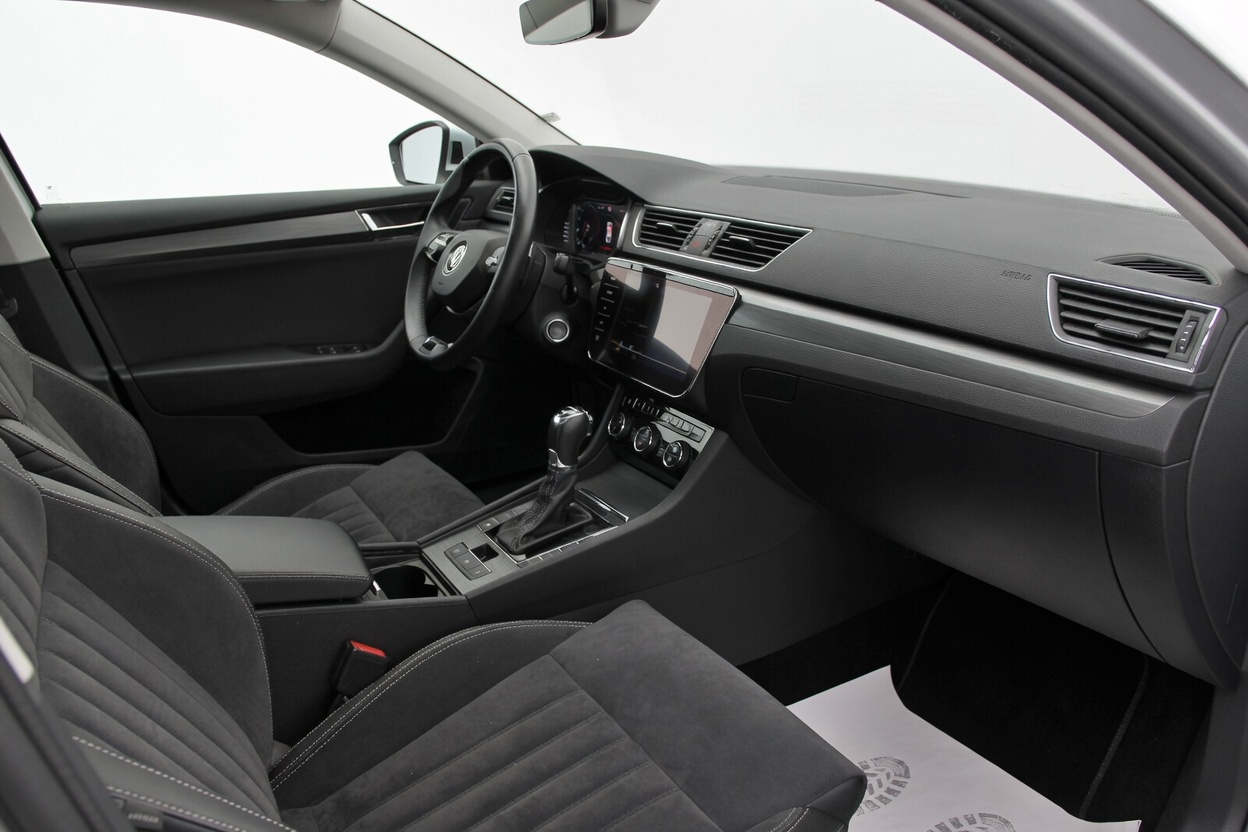 SKODA Superb Combi 2.0 TDi Style 4x4 DSG-image-12