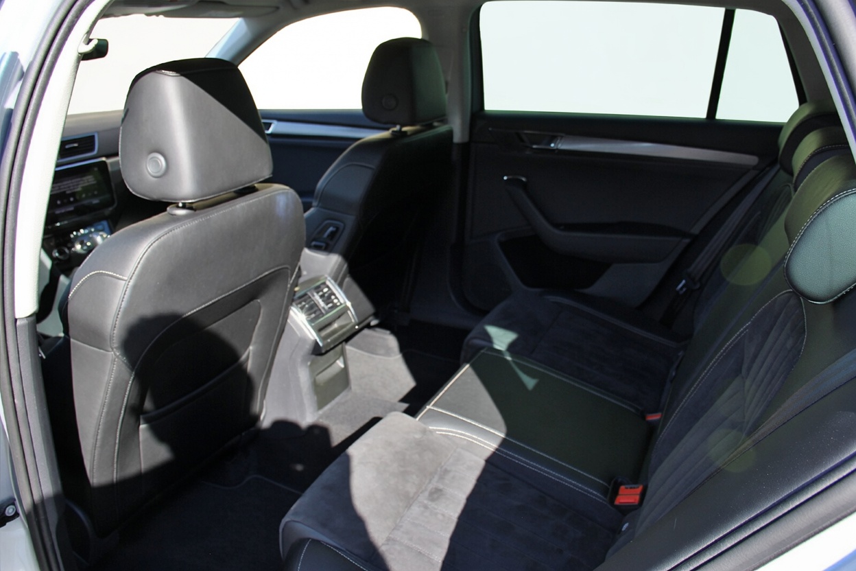 SKODA Superb Combi 2.0 TDi Style 4x4 DSG-image-9