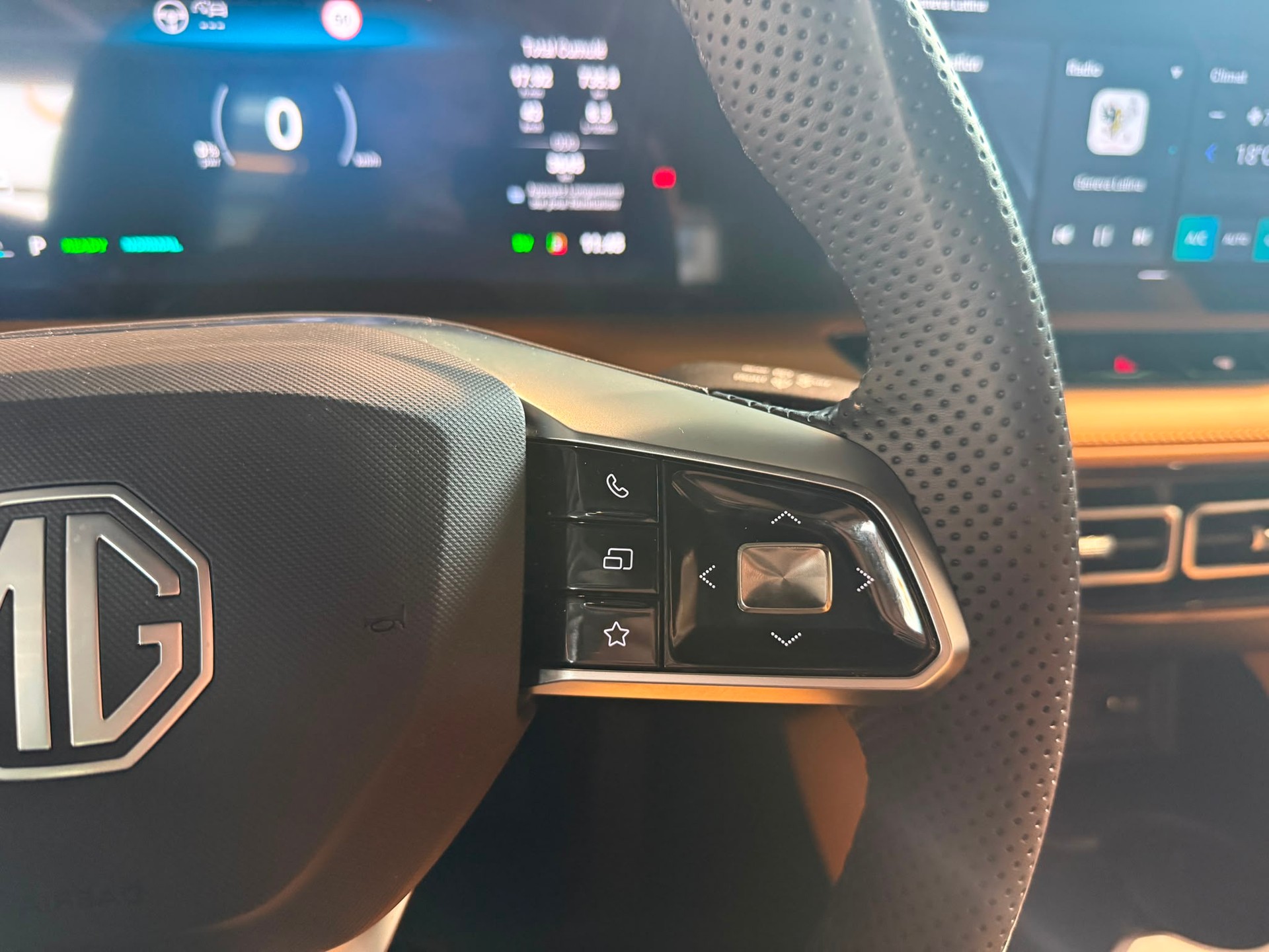 MG HS 1.5 T HEV Luxury-image-16
