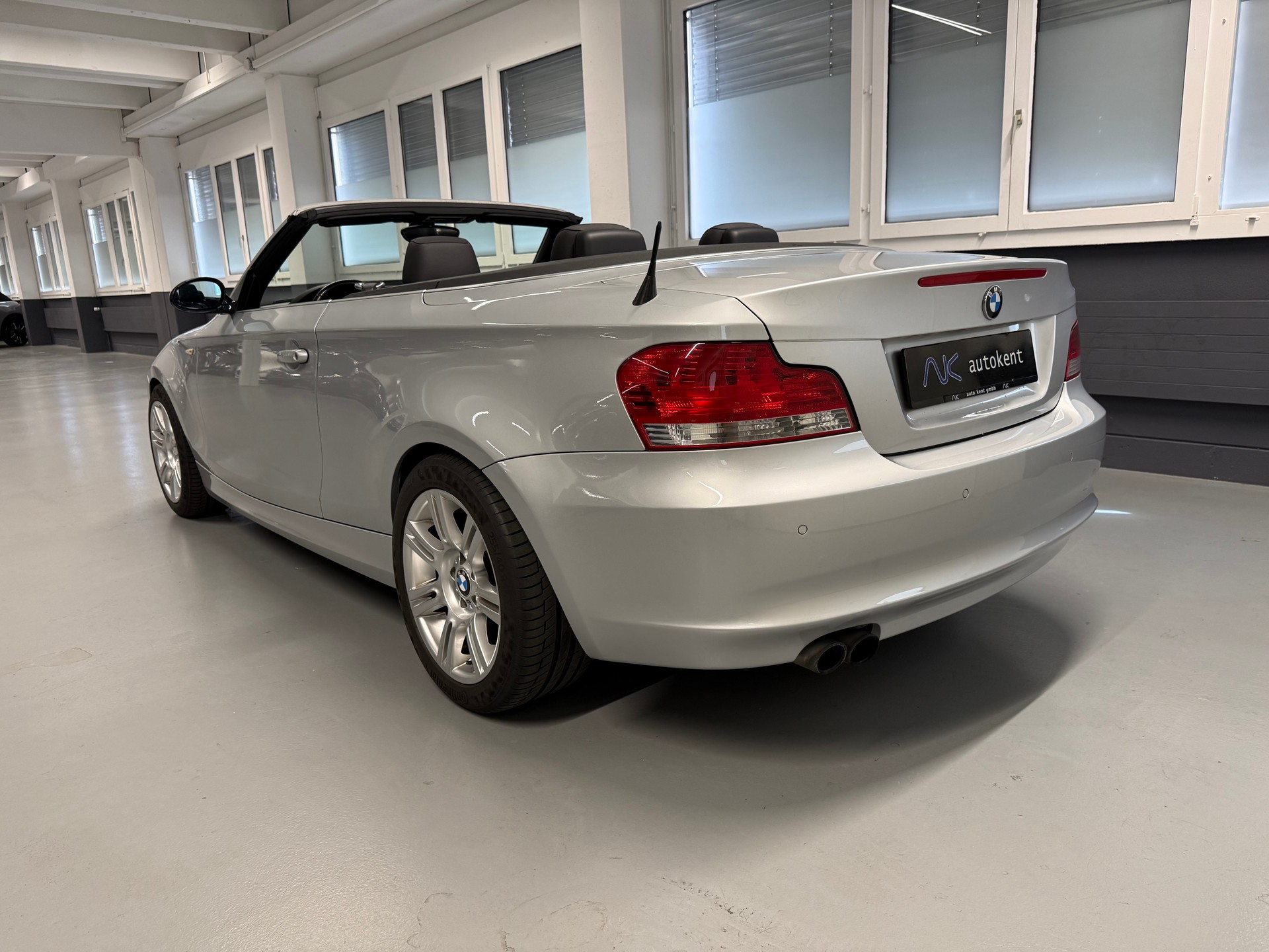 BMW 125i Cabrio Steptronic-showroom-element-3