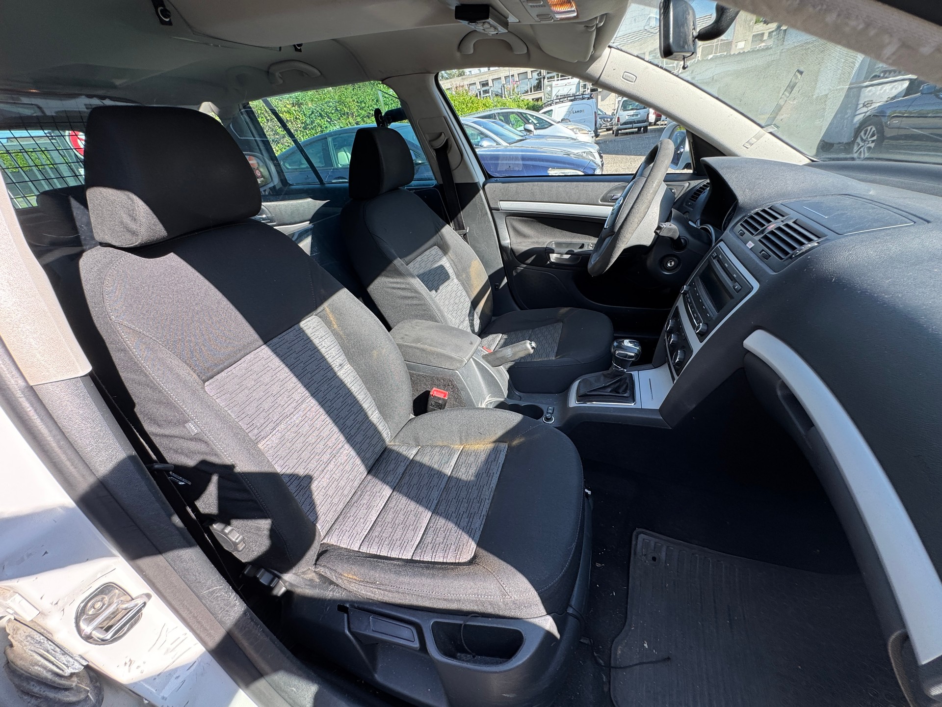 SKODA Octavia Combi 1.8 TSI Ambiente DSG-image-7