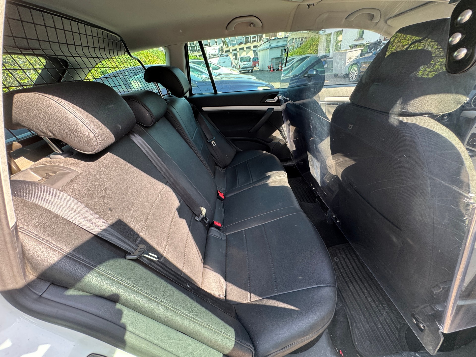 SKODA Octavia Combi 1.8 TSI Ambiente DSG-image-9