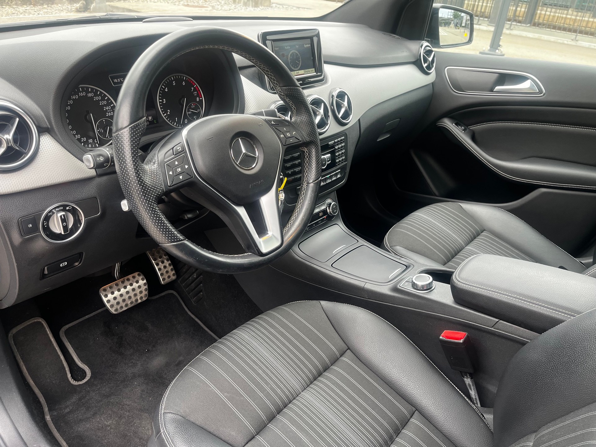 MERCEDES-BENZ B 220 4Matic 7G-DCT-image-13