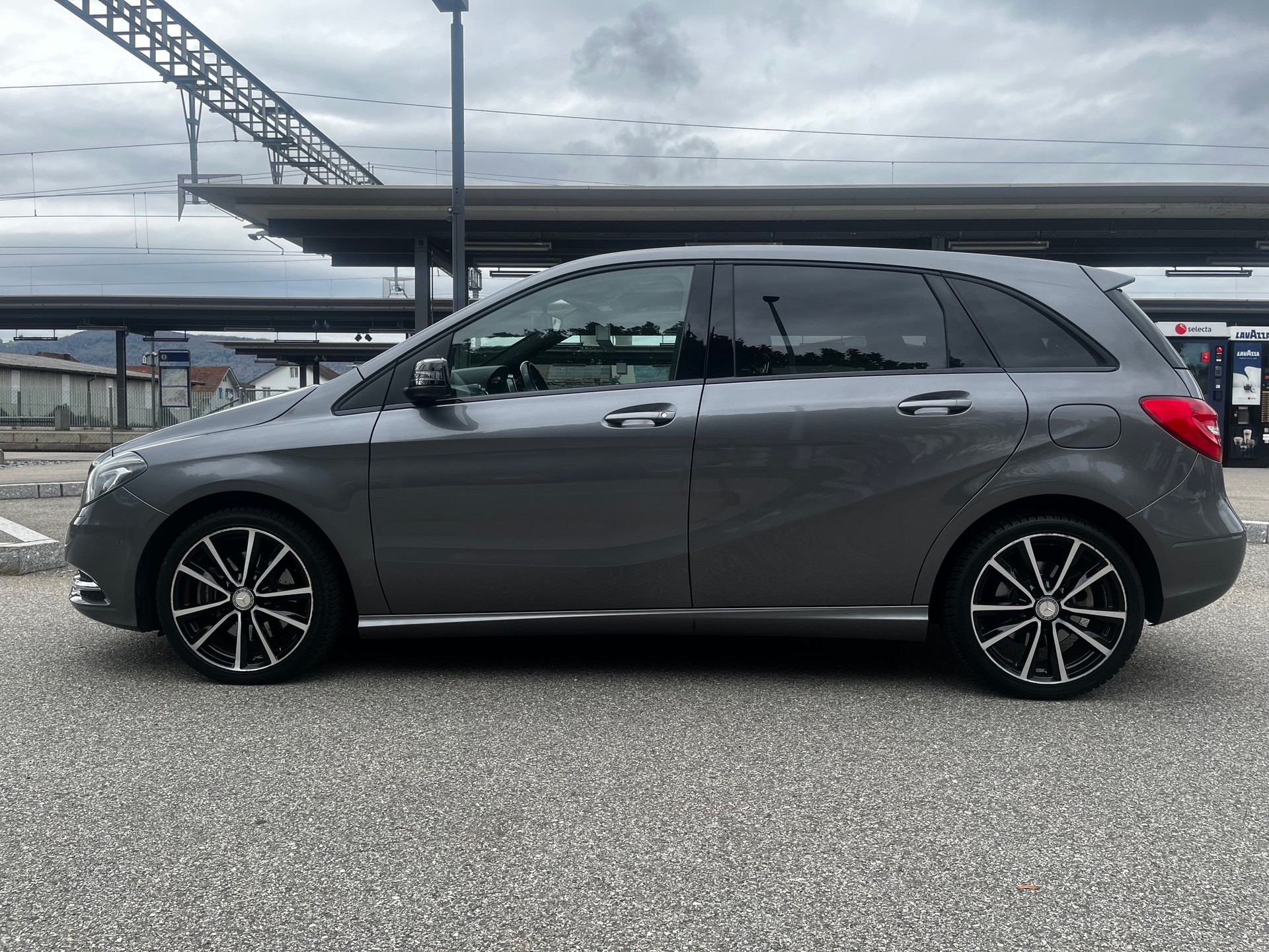 MERCEDES-BENZ B 220 4Matic 7G-DCT-image-9