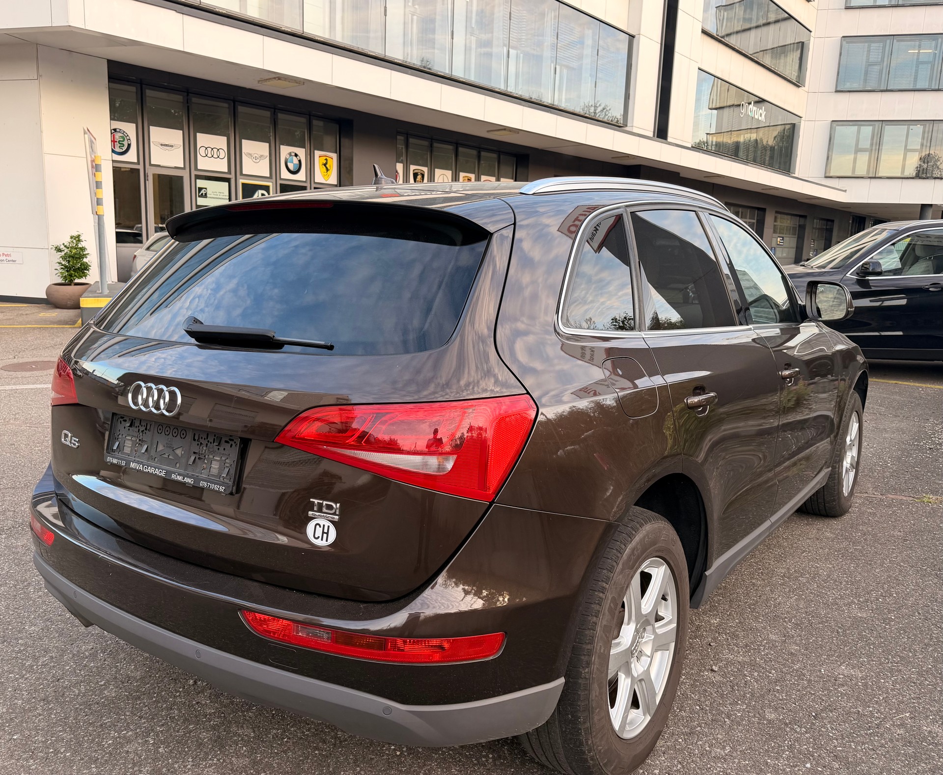 AUDI Q5 2.0 TDI quattro S-tronic-showroom-element-3