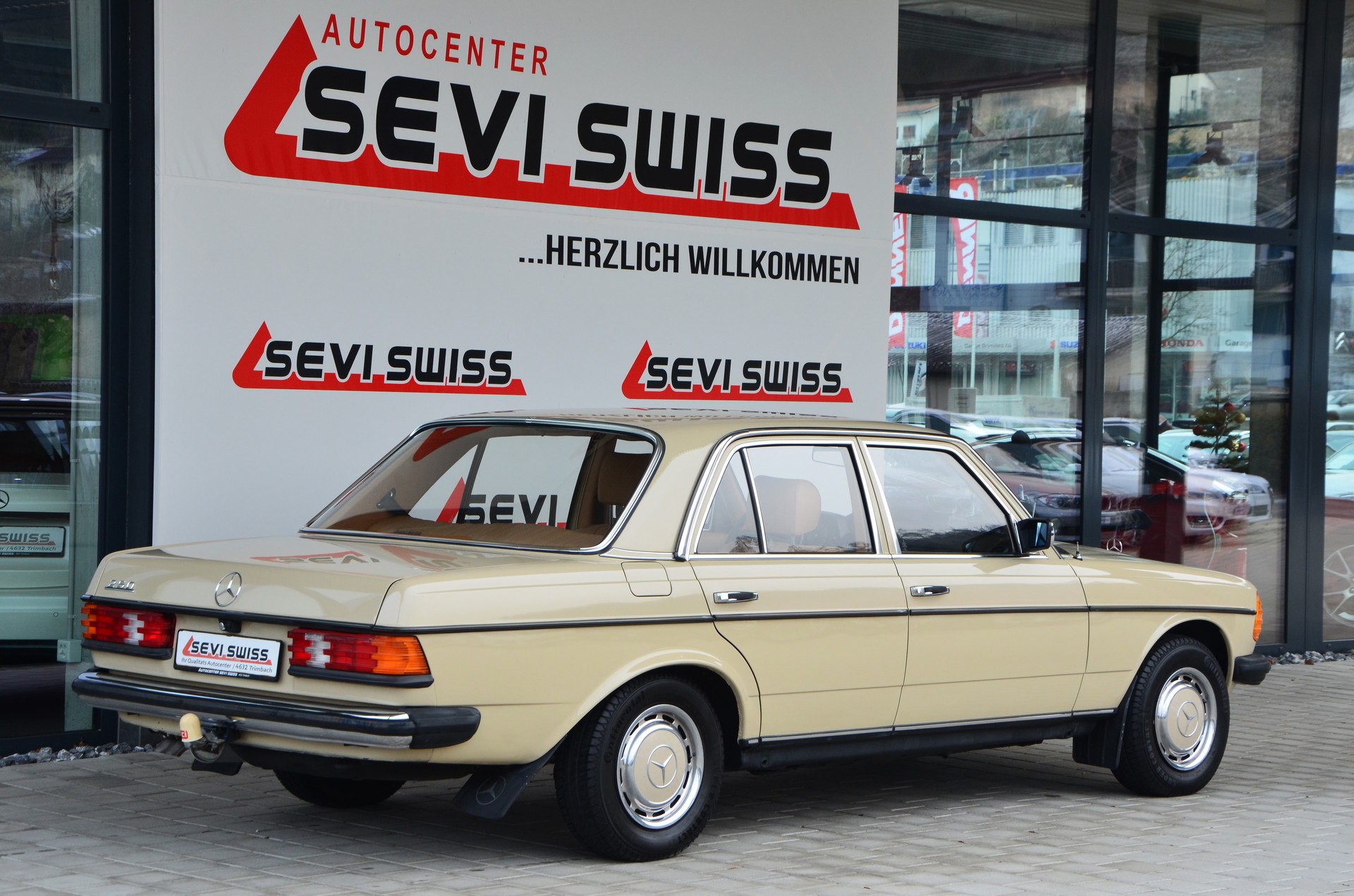 MERCEDES-BENZ 250-showroom-element-3