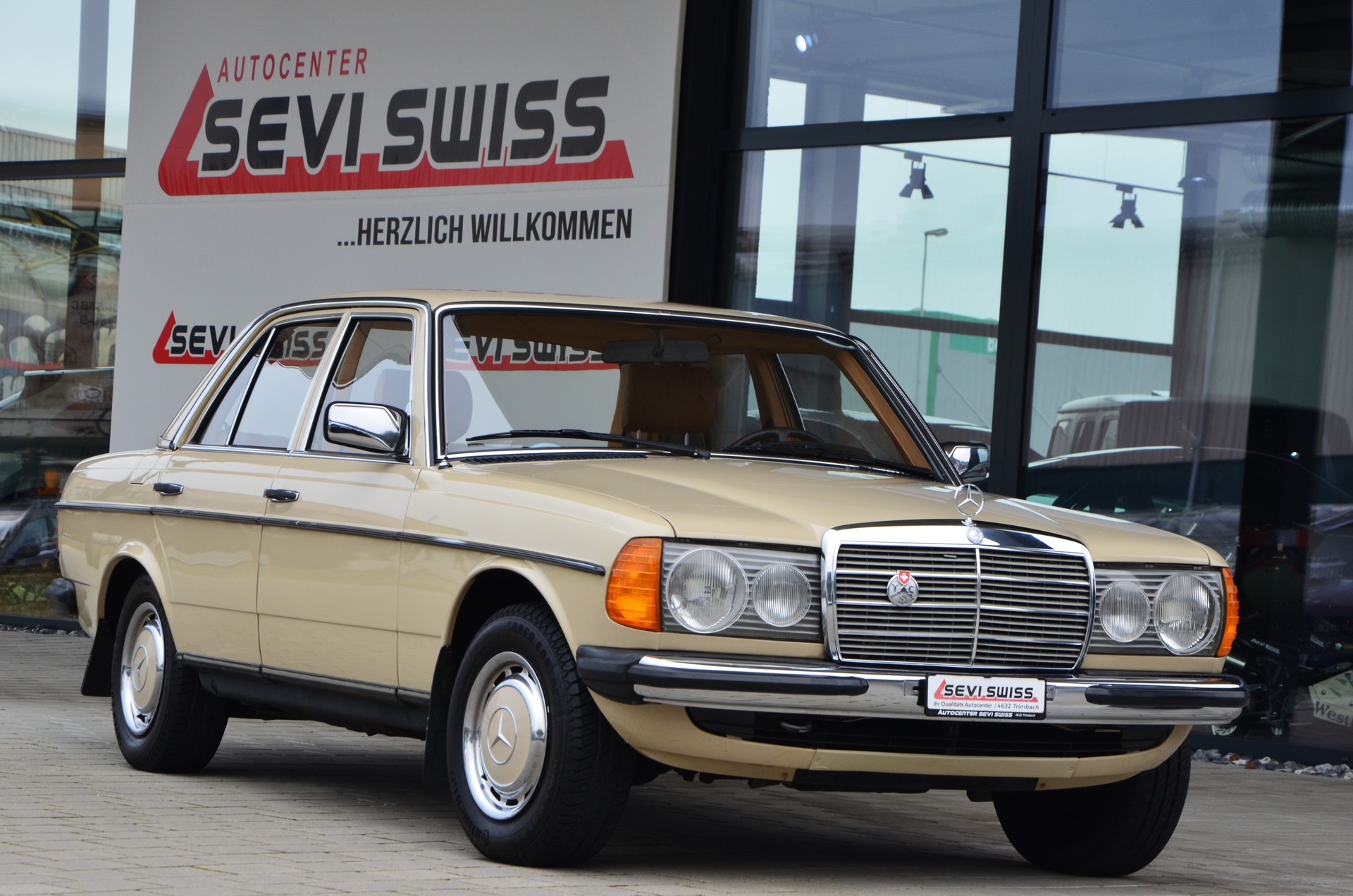 MERCEDES-BENZ 250-showroom-element-1