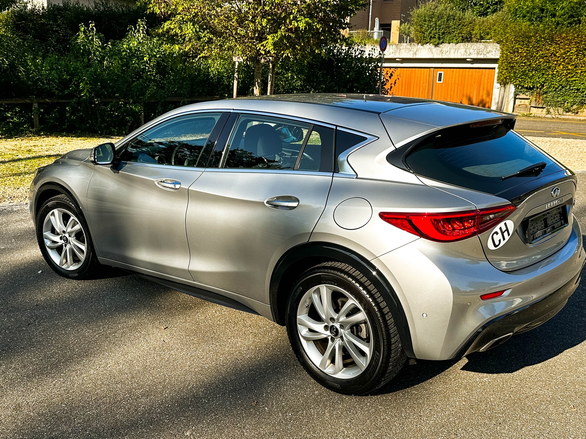 INFINITI Q30 1.6t Premium Tech FWD
